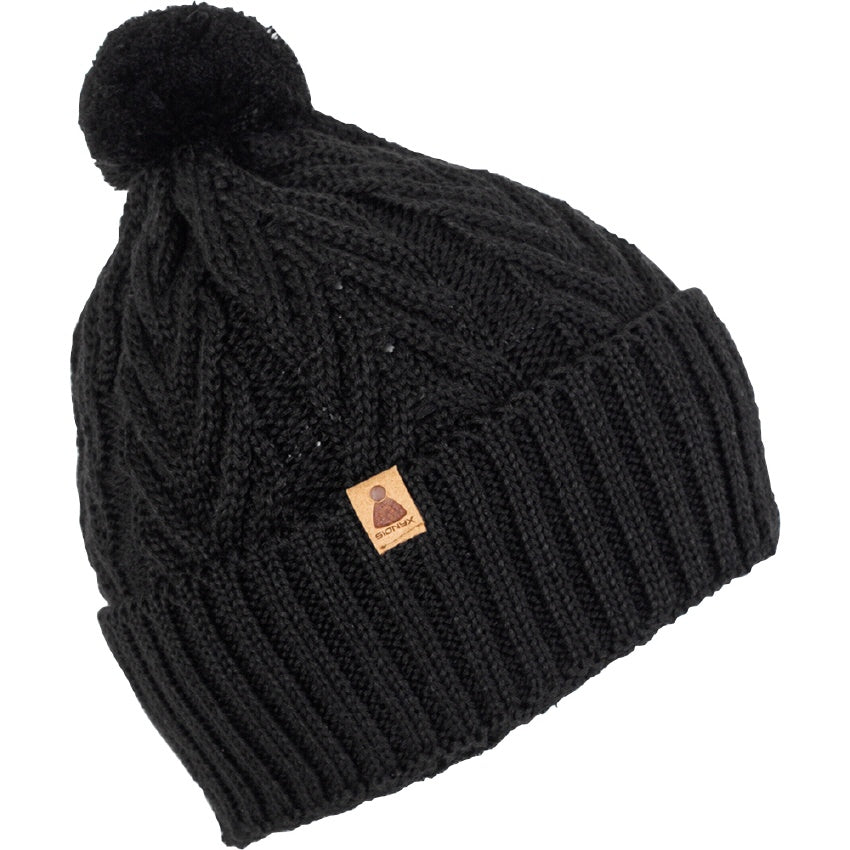 Schwarze Strickmütze mit umgeschlagener, gerippter Krempe, einem kleinen braunen Logo-Anhänger und einem Bommel an der Spitze auf weißem Hintergrund.