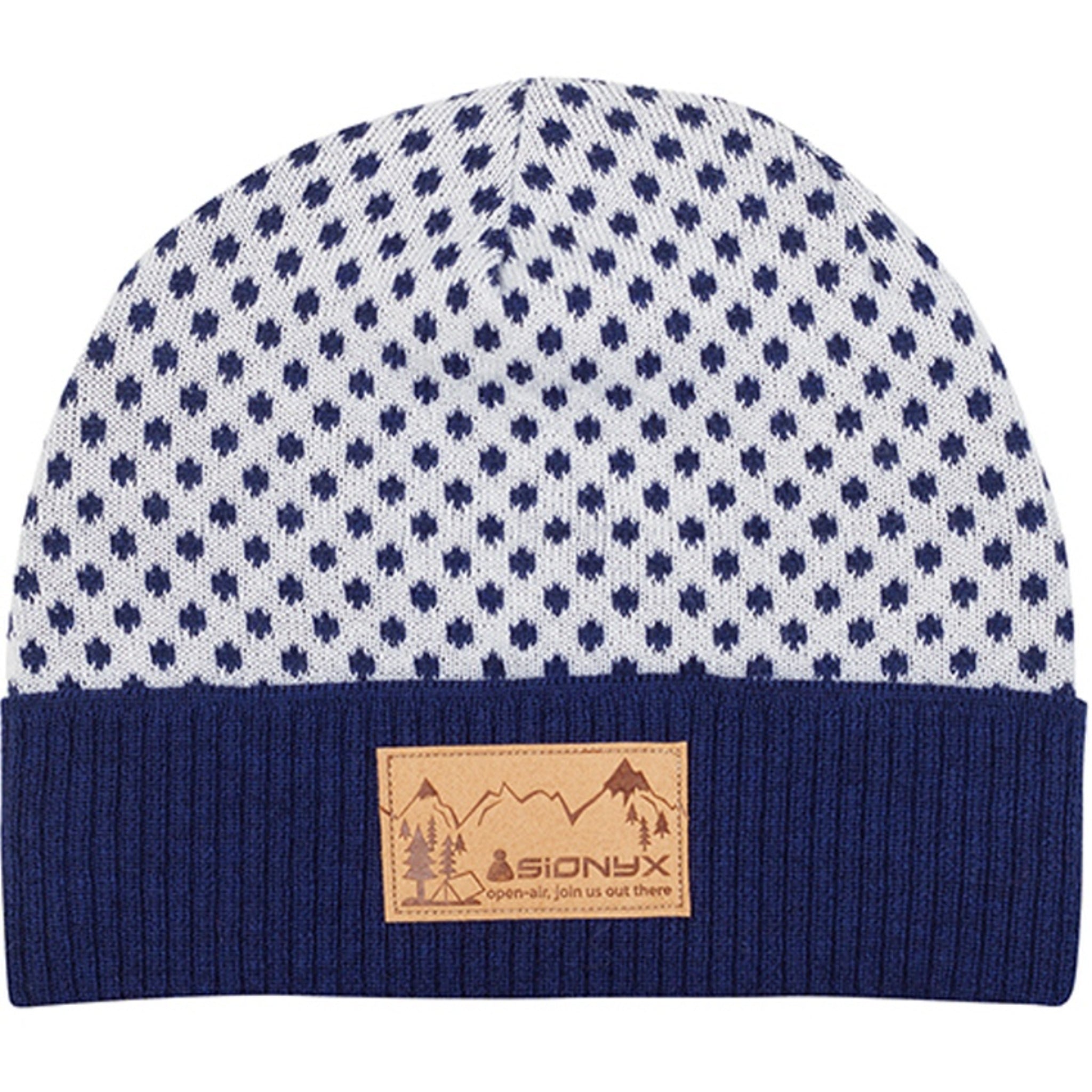 Eine blau-weiße Strickmütze mit dunkelblauem Rippenbündchen. Das Oberteil ist mit einem Muster aus kleinen blauen Punkten auf weißem Hintergrund versehen. Auf dem Bündchen befindet sich ein hellbrauner Aufnäher mit Berg- und Baumgrafiken und dem Text "SIONYX".