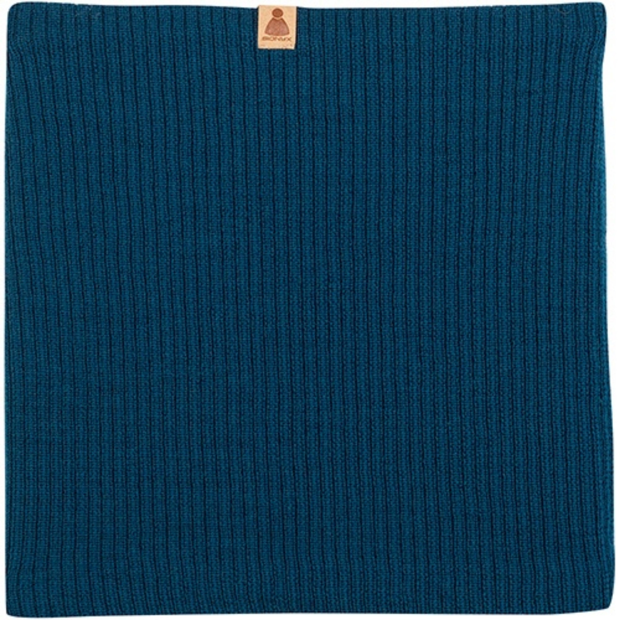 Ein blauer Halswärmer aus Rippenstrick mit einem kleinen braunen Logo-Etikett, das am oberen Rand angenäht ist. Der Stoff hat eine vertikale Rippenstruktur und ist ordentlich kariert.