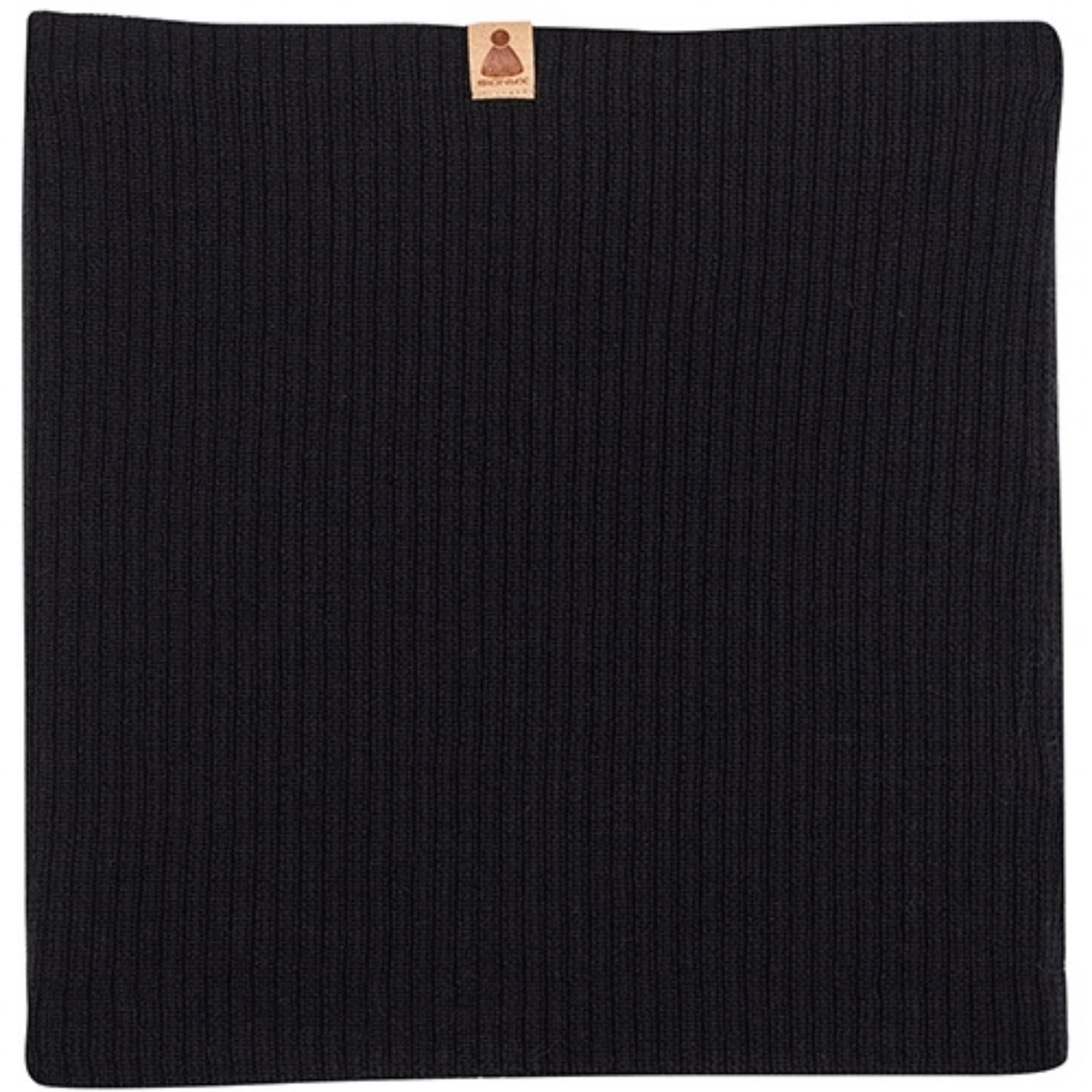 Ein quadratischer, gerippter schwarzer Strick mit einem kleinen braunen Anhänger mit einem einfachen Logo in der oberen Mitte.