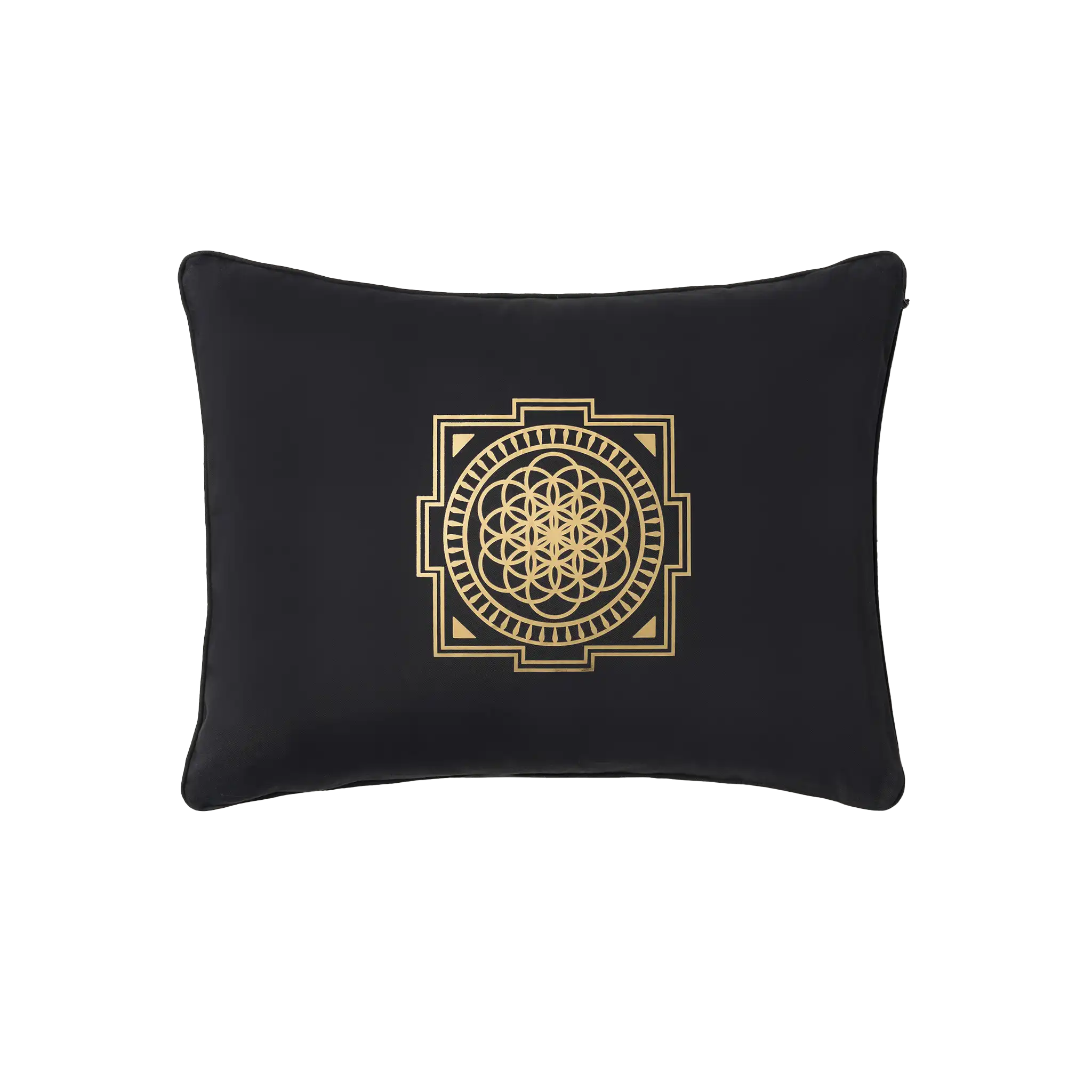 Ein schwarzes, rechteckiges Kissen mit einem geometrischen Mandala-Motiv in Gold auf der Vorderseite.