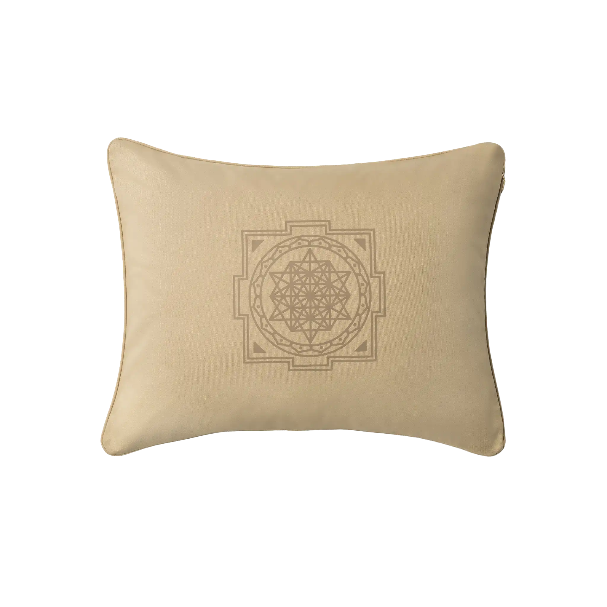 Beigefarbenes, rechteckiges Kissen mit einem subtilen, verschlungenen geometrischen Mandala-Muster in der Mitte der Vorderseite.