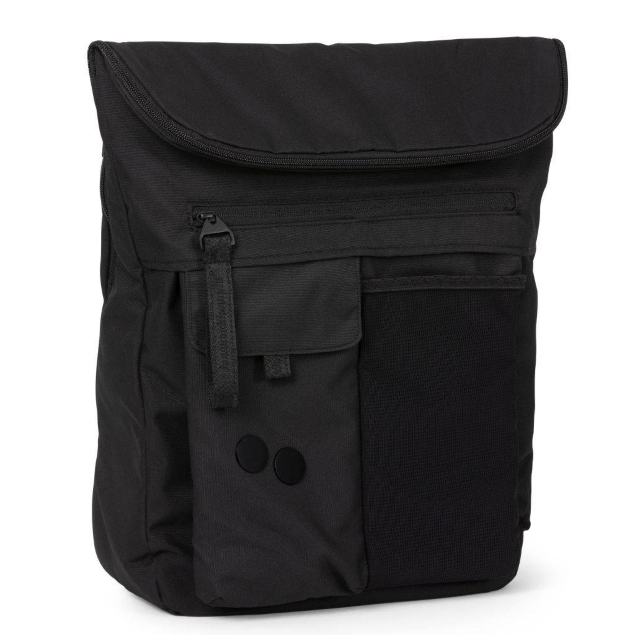 Ein schwarzer Rucksack mit einer großen Klappe mit Reißverschluss, zwei Vordertaschen - eine mit einer Klappe und zwei Knöpfen - und einer Netztasche. Die Tasche hat ein einfaches, modernes Design und scheint aus strapazierfähigem Stoff gefertigt zu sein.