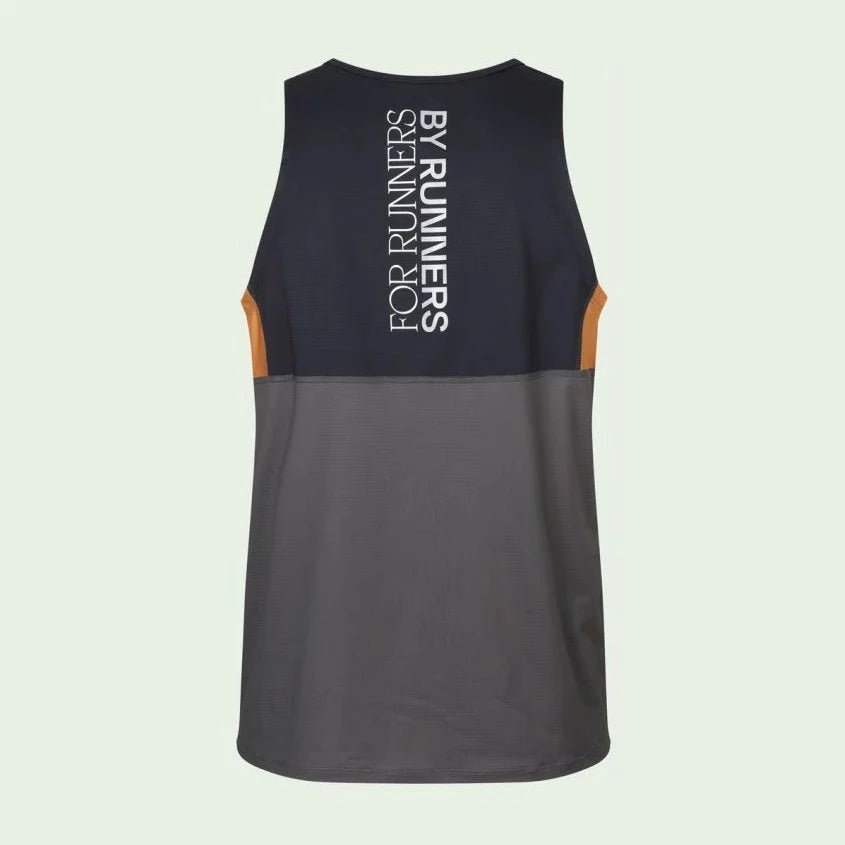 Rückansicht eines ärmellosen, zweifarbigen Laufshirts mit der Aufschrift "FOR RUNNERS BY RUNNERS" auf dem Rücken.