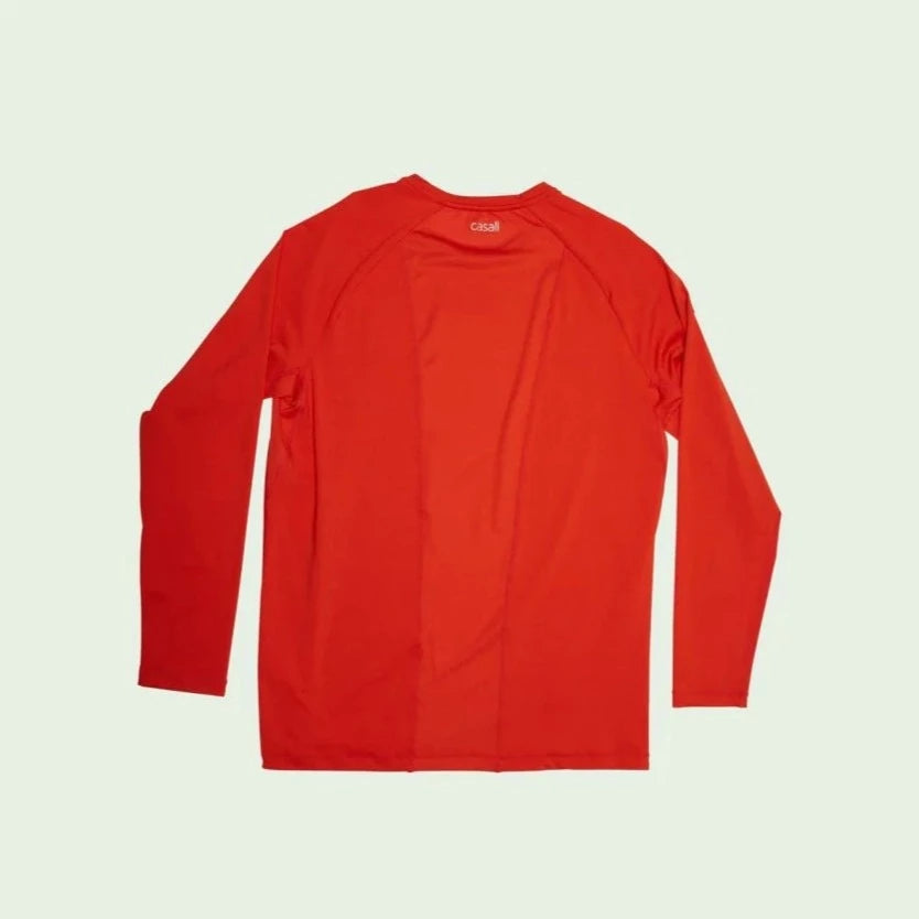 Rotes Langarmshirt, von hinten fotografiert, auf hellem Hintergrund.