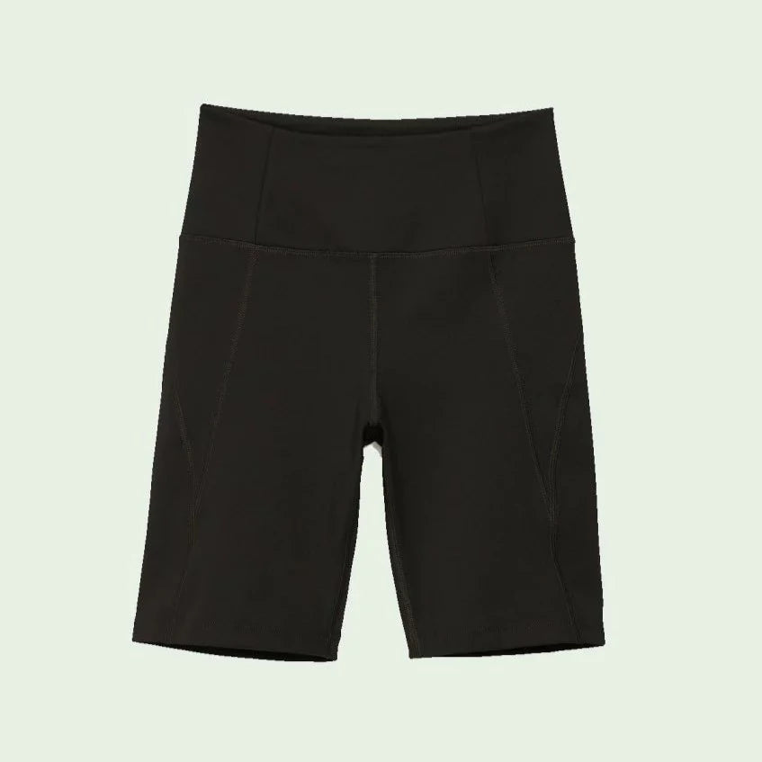 Schwarze Rad- oder Sportshorts mit hohem Bund, flach auf einem hellen Hintergrund liegend.