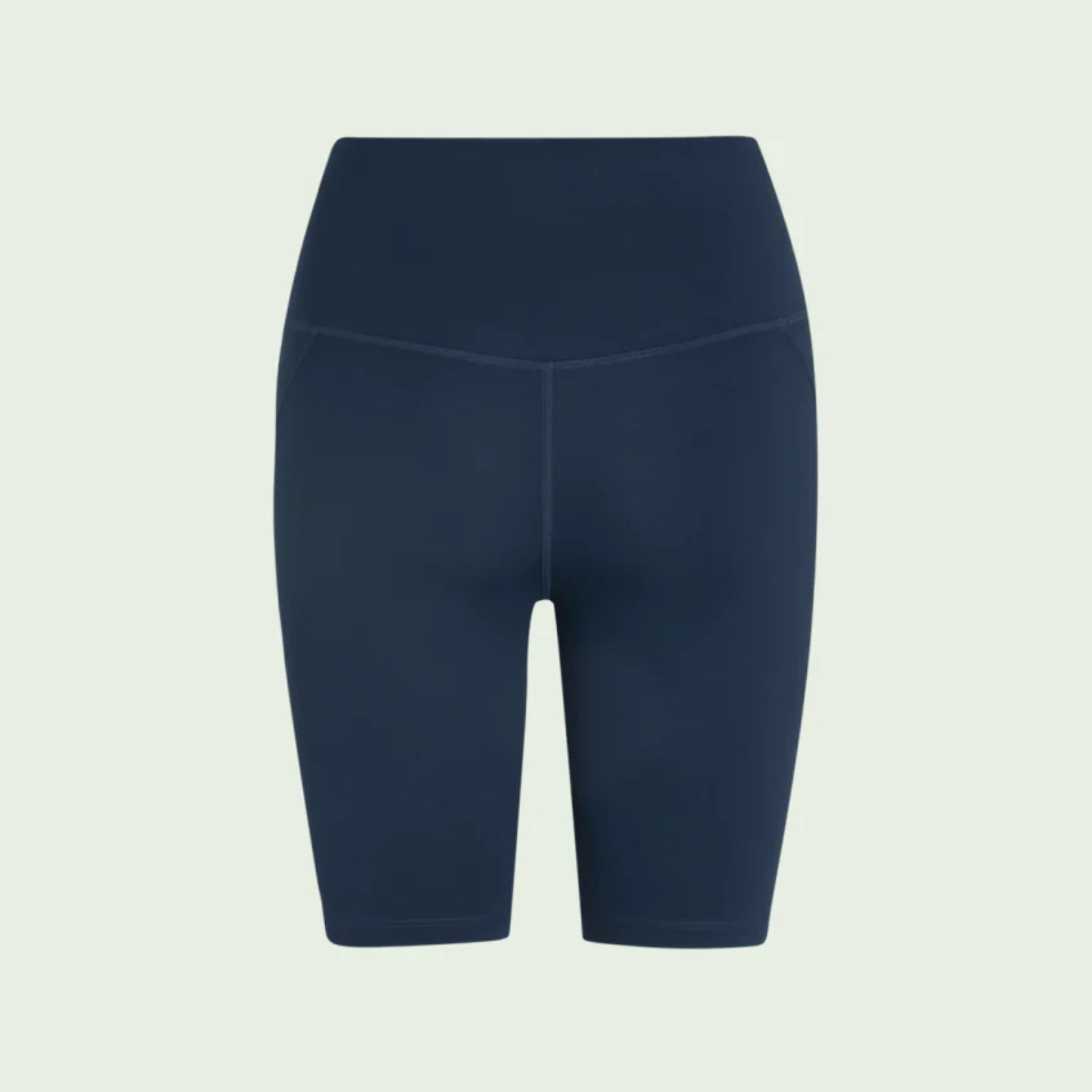 Dunkelblaue, hoch taillierte Fahrradshorts vor einem hellgrauen Hintergrund.
