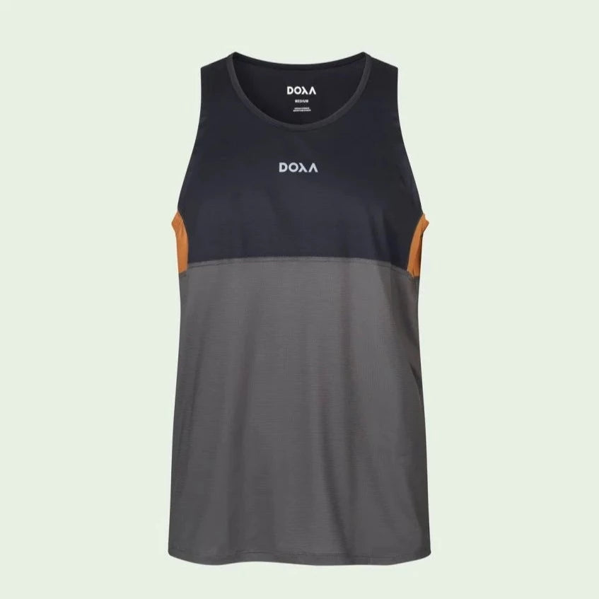 Ärmelloses Shirt in Schwarz und Grau mit orangefarbenen Seiten und der Aufschrift "DOXA" auf der Brust.