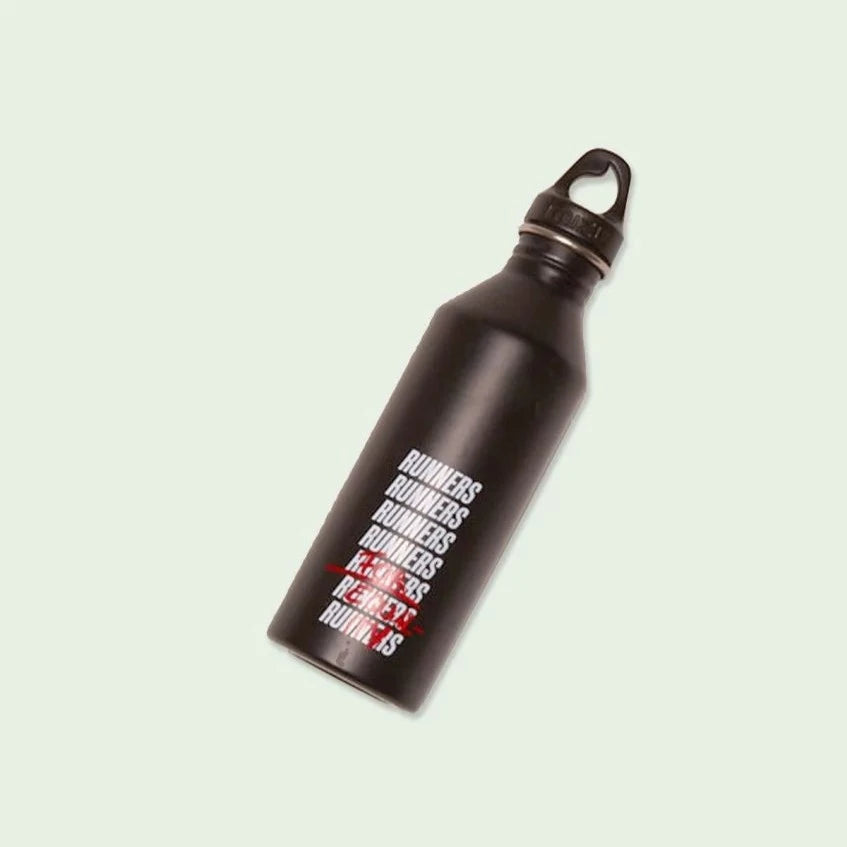 MIZU x The Good Run Wasserflasche 0,75 l "Runners for Equality" Mattschwarz
