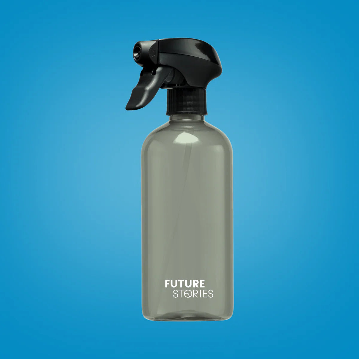 Eine transparente Sprühflasche mit schwarzer Düse und der Aufschrift FUTURE STORIES in weißer Schrift auf der Vorderseite vor einem Hintergrund mit blauem Farbverlauf.
