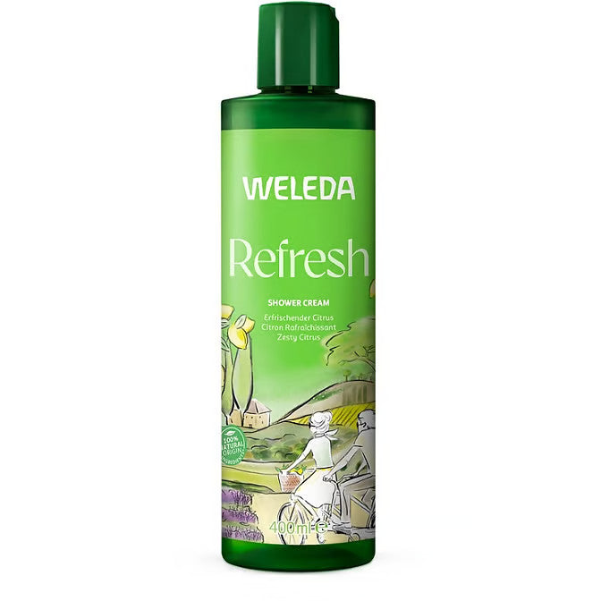 Die grüne Flasche der Weleda Refresh Shower Cream mit Zitrusfrüchten zeigt eine Person, die mit dem Fahrrad durch eine ländliche Landschaft fährt. Das Etikett hebt Refreshing Citrus hervor und die Flasche enthält 200 ml.