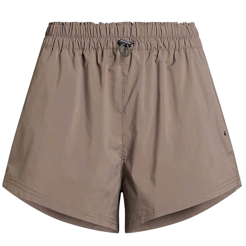 Hellbraune Sportshorts mit einem elastischen Bund und einem Kordelzug auf der Vorderseite auf weißem Hintergrund. Die Shorts haben eine lockere Passform und eine leichte Kurve am Saum.