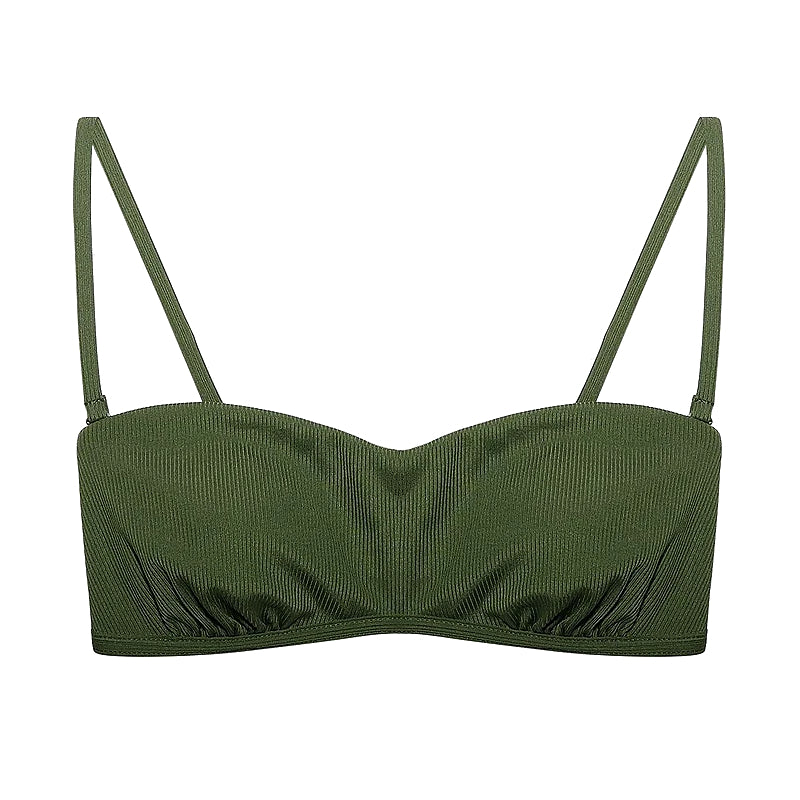 Grüner, gerippter Bralette mit dünnen, verstellbaren Trägern und dezenter Raffung am unteren Rand auf weißem Grund.