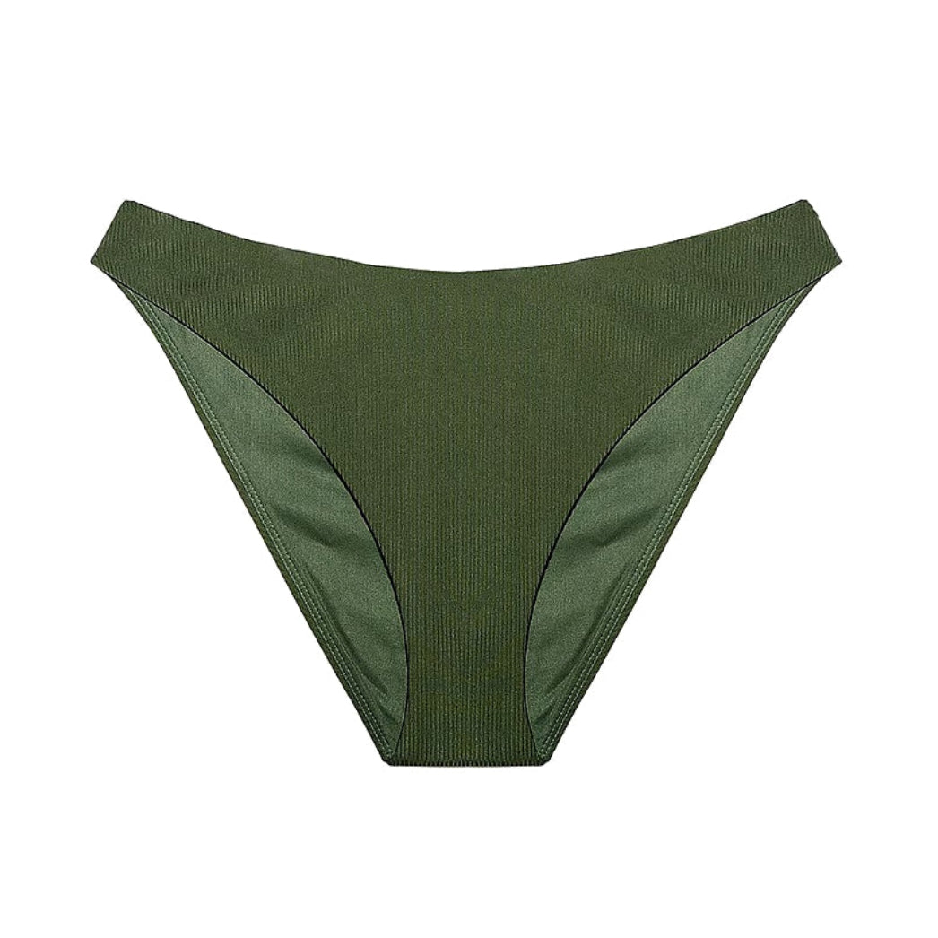 Olivgrünes Bikini-Unterteil mit gerippter Struktur, hochgeschnittenen Beinausschnitten und einem einfachen, nahtlosen Design auf weißem Hintergrund.