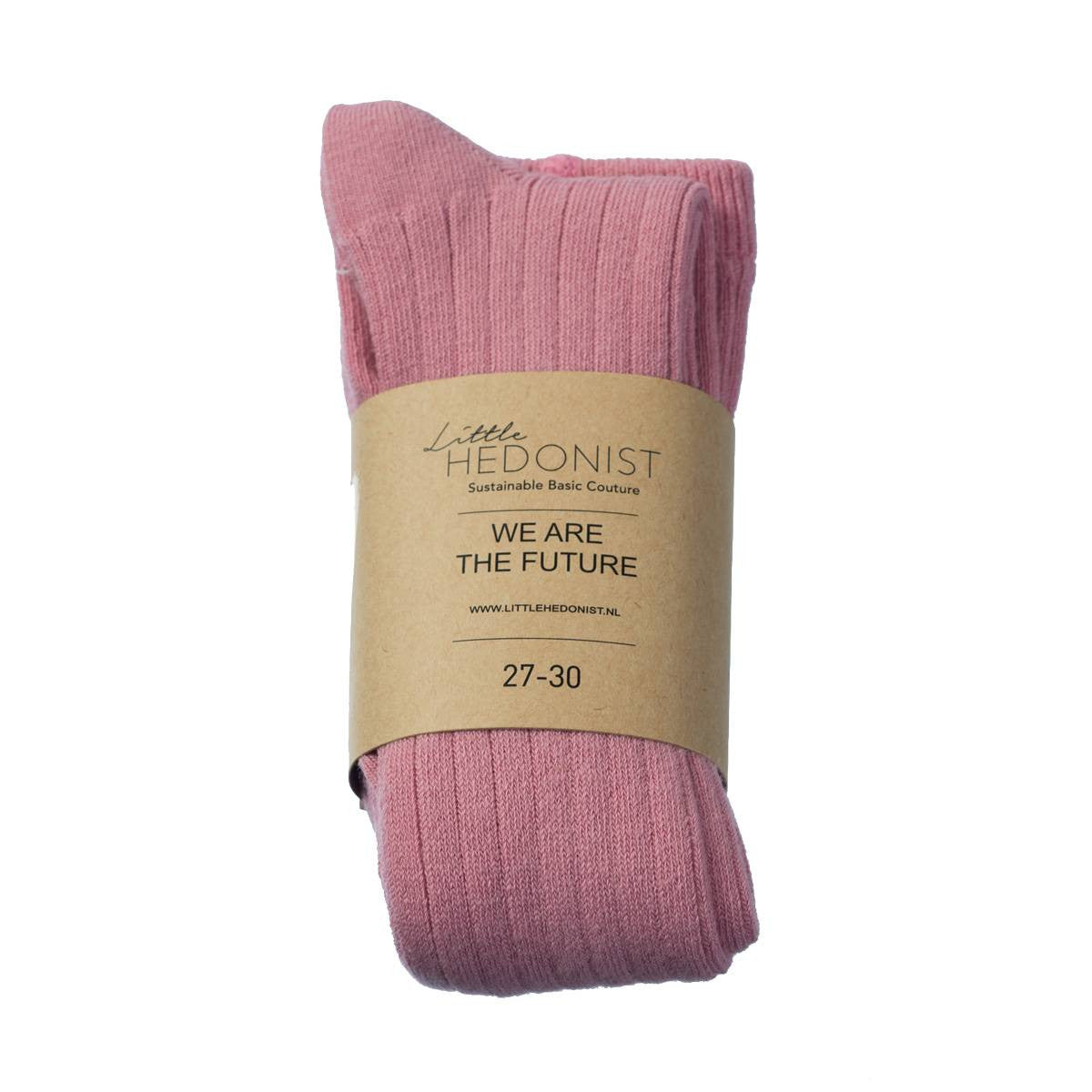 Ein Paar rosa gerippte Socken, eingewickelt in ein braunes Papierband mit der Aufschrift Little Hedonist - Sustainable Basic Couture - We Are The Future - 27-30.