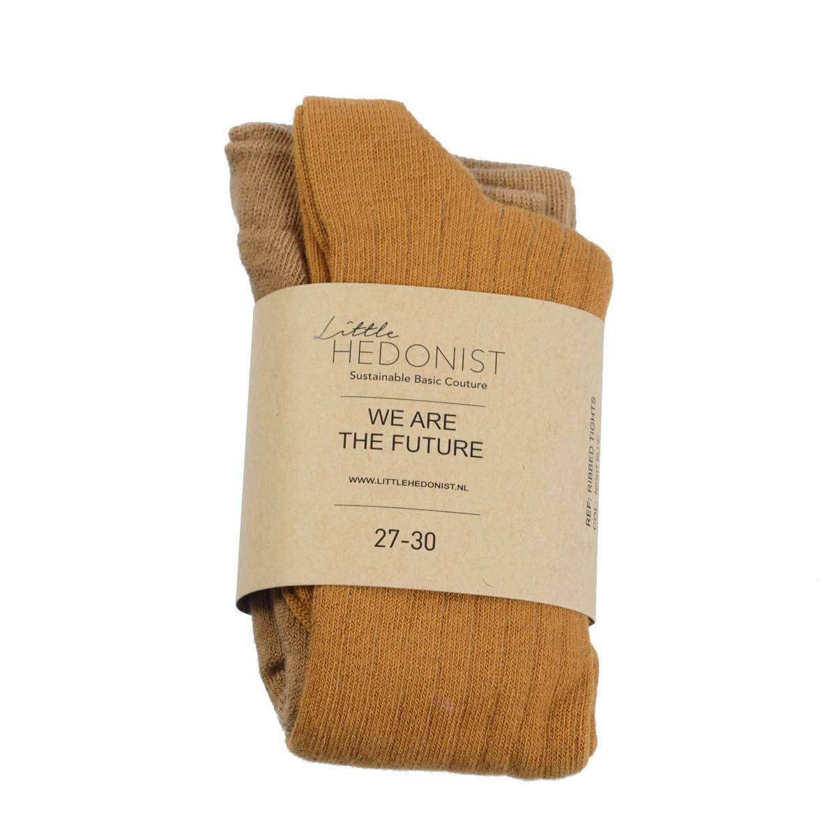 Ein Paar gefaltete braune und senffarbene Socken mit einem Kraftpapieretikett, auf dem Little Hedonist, WE ARE THE FUTURE und die Größe 27-30 steht. Die Socken haben eine gerippte Textur.