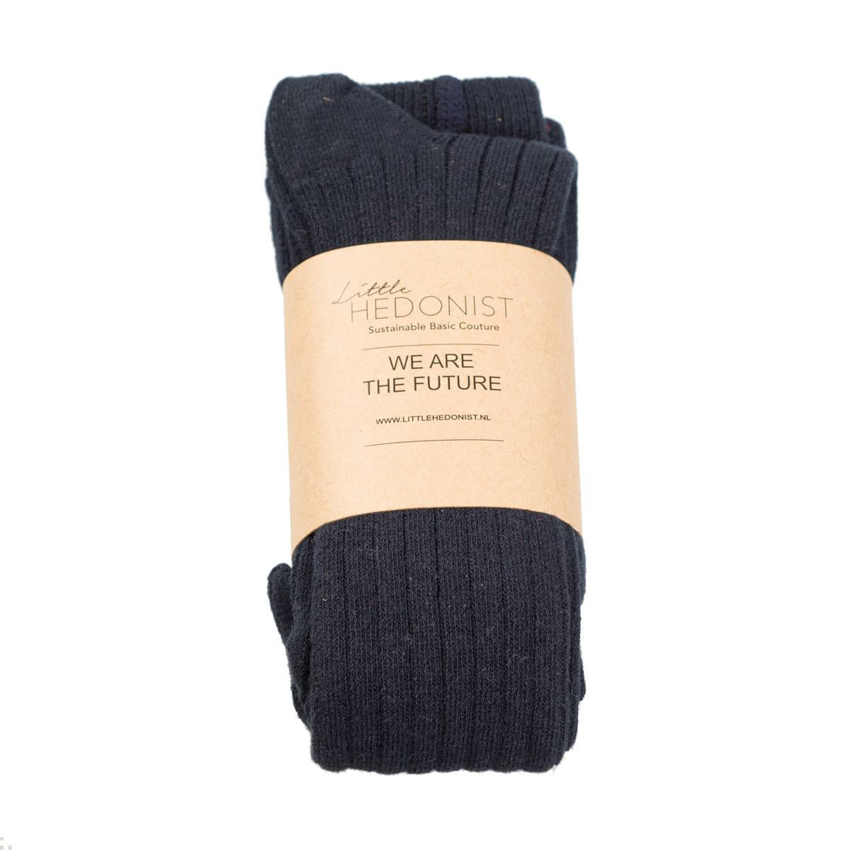 Ein Paar dunkle, gerippte Socken, aufgerollt und eingewickelt in ein braunes Papieretikett mit der Aufschrift "Little Hedonist: Nachhaltige Basic Couture. WIR SIND DIE ZUKUNFT.".