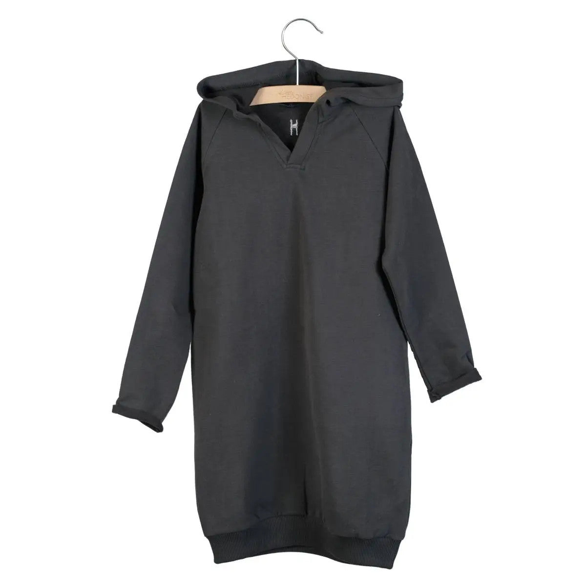Ein langes, dunkelgraues Sweatshirt-Kleid mit Kapuze und langen Ärmeln, das auf einem Holzbügel vor einem weißen Hintergrund ausgestellt ist.