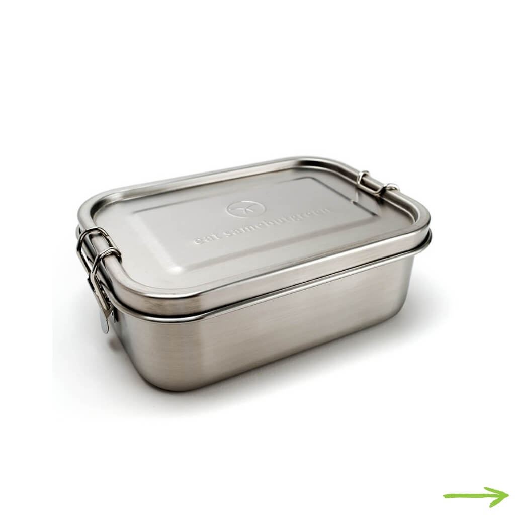 Rechteckige Lunchbox aus Edelstahl mit Verschlüssen an den Seiten, gegen weißen Hintergrund.