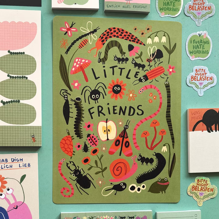 Bunte Illustration von Insekten und Pflanzen mit dem Text "Little Friends" umgeben von verschiedenen Notizblöcken und Stickern.
