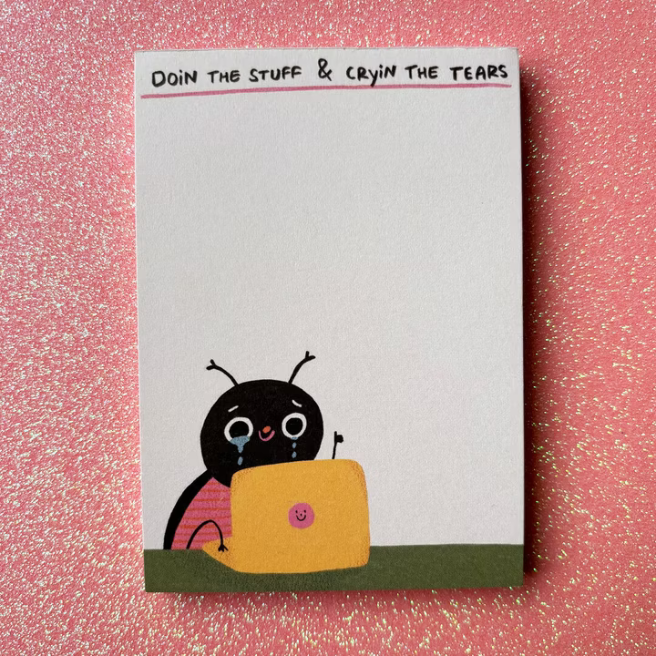 Ein weinender Käfer arbeitet an einem Laptop mit dem Text "Doin the stuff & cryin the tears" auf rosa Glitzerhintergrund.