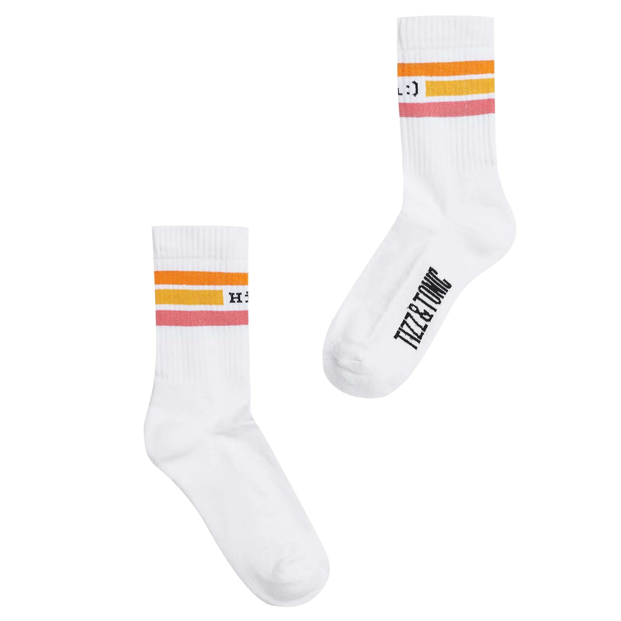 Zwei weiße Socken mit orange-gelben und rosa Streifen sowie schwarzem Text auf der Sohle, auf weißem Hintergrund.