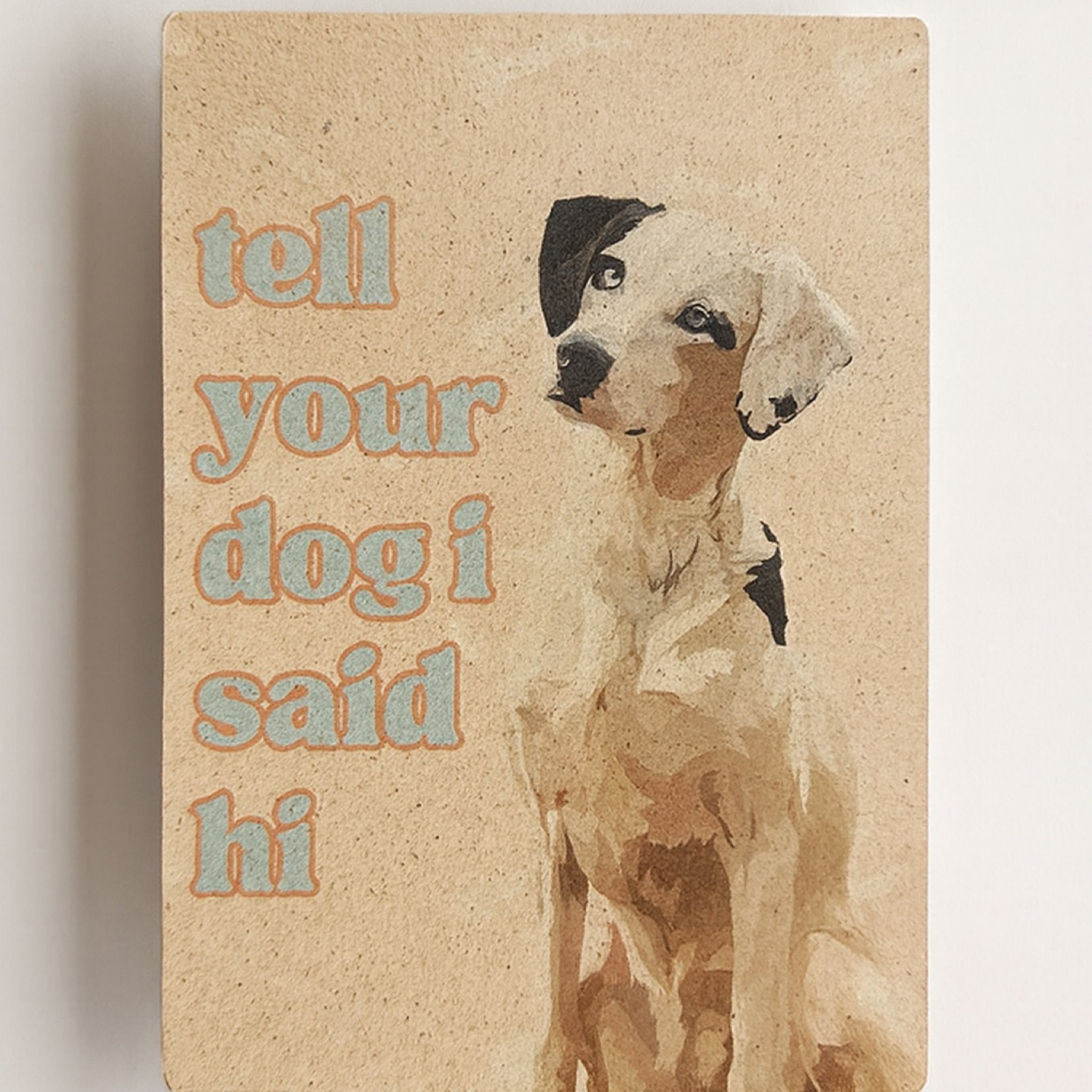 Das gemalte Bild eines Hundes mit hellem Fell und schwarzen Flecken befindet sich auf einem beigen Hintergrund. Neben dem Hund steht in verspielten, hellblauen und orangefarbenen Buchstaben: "Grüß deinen Hund von mir".