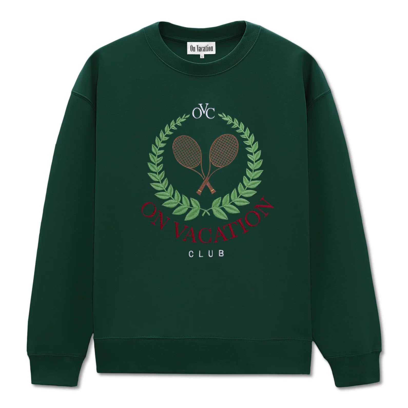 Dunkelgrüner Pullover mit Tennislogo, Lorbeerkranz und den Worten "On Vacation Club" auf der Vorderseite.
