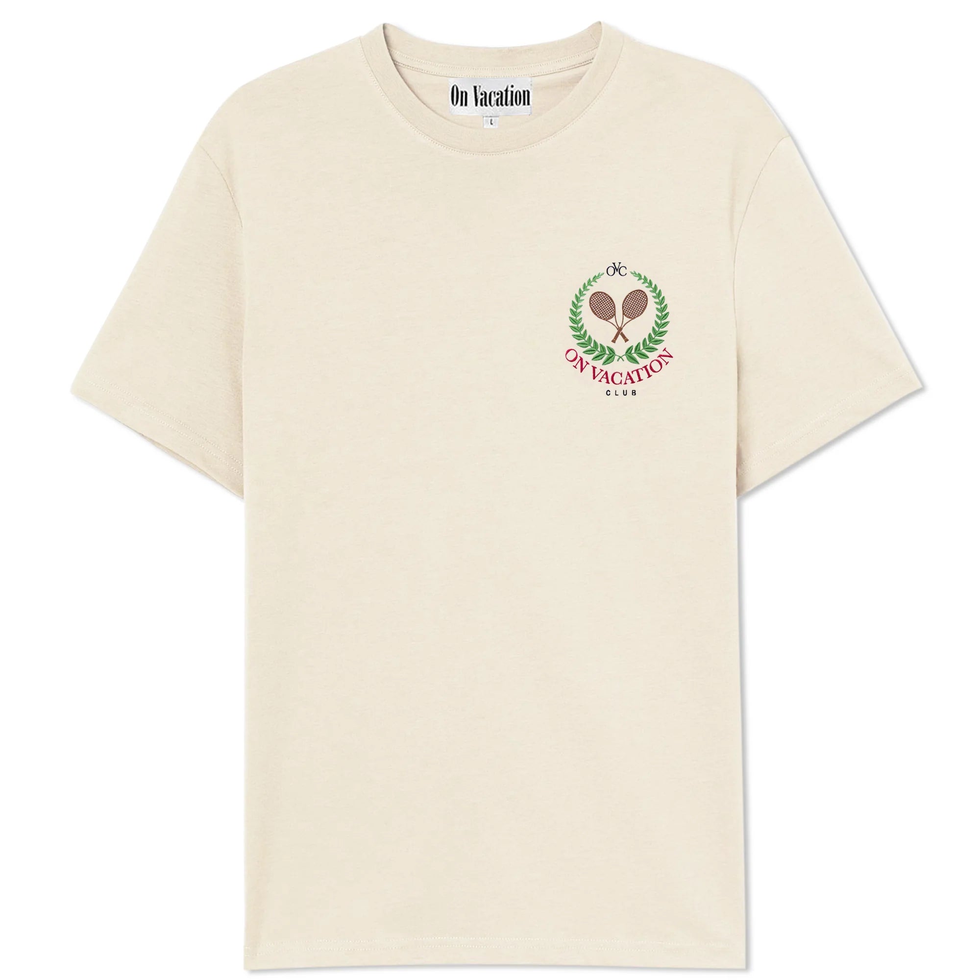 Beiges T-Shirt mit Logo "On Vacation Club" in Grün und Rot sowie Tennis-Schlägern in Lorbeerkranz auf der Brust.