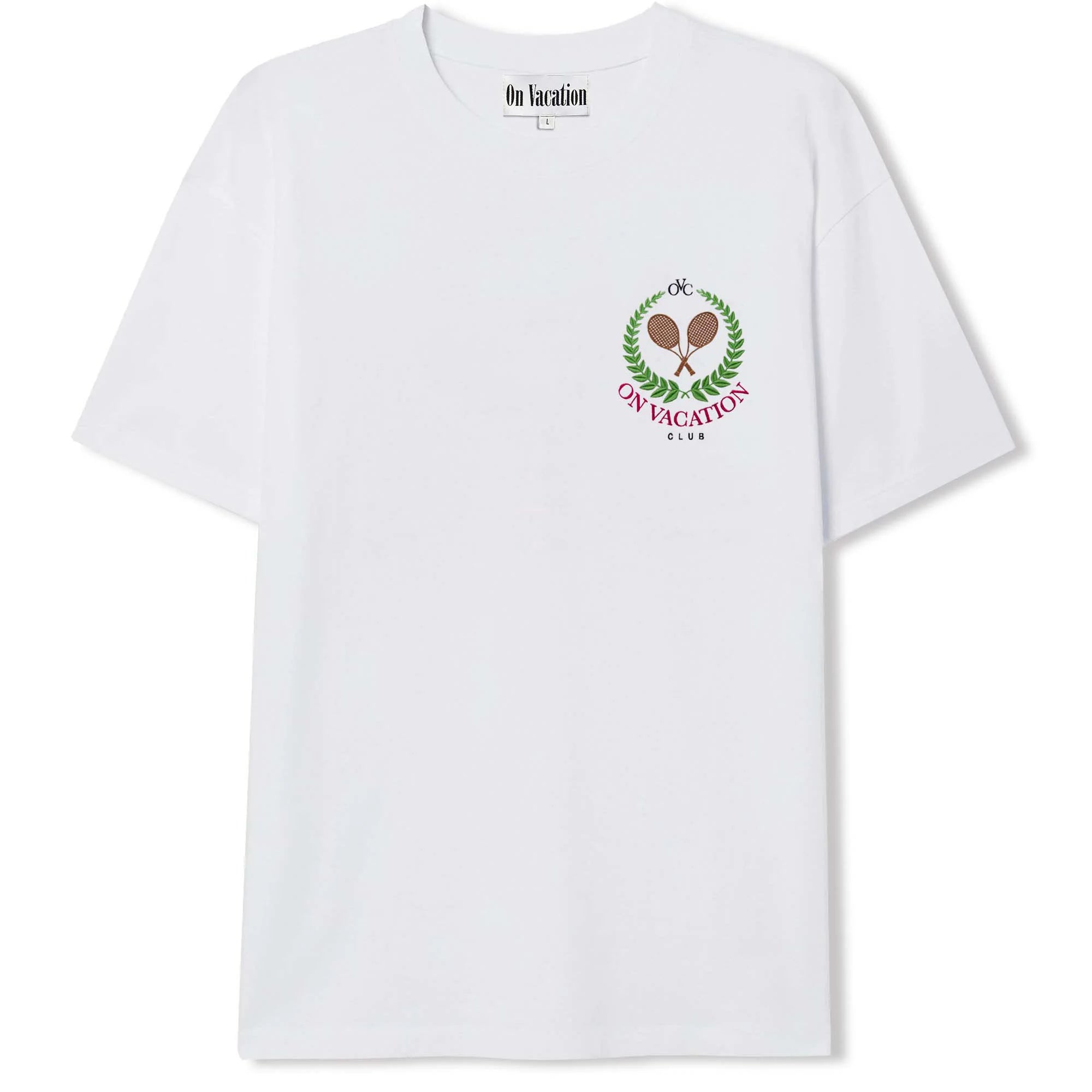 Weißes T-Shirt mit einem Tennis-Logo und dem Text "On Vacation Club" auf der Vorderseite.