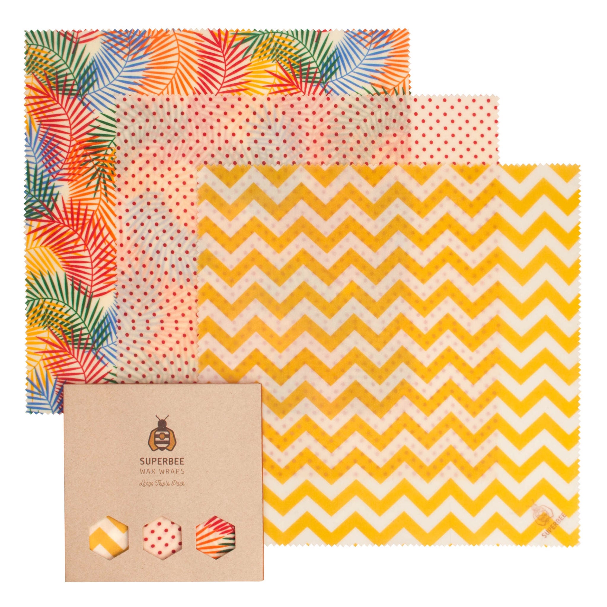 Drei wiederverwendbare Lebensmittelverpackungen aus Bienenwachs mit farbenfrohen Mustern - tropische Blätter, rote Punkte und gelbe Chevrons - werden neben ihren braunen Kartonverpackungen mit drei Muster-Sechsecken ausgestellt, die die Designs der Verpackungen zeigen.