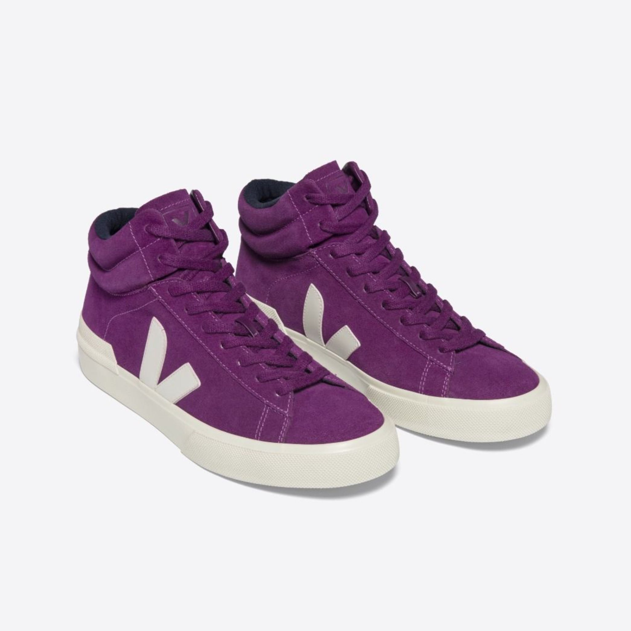 Lila High-Top-Sneaker mit weißem Logo und weißer Sohle auf weißem Hintergrund.