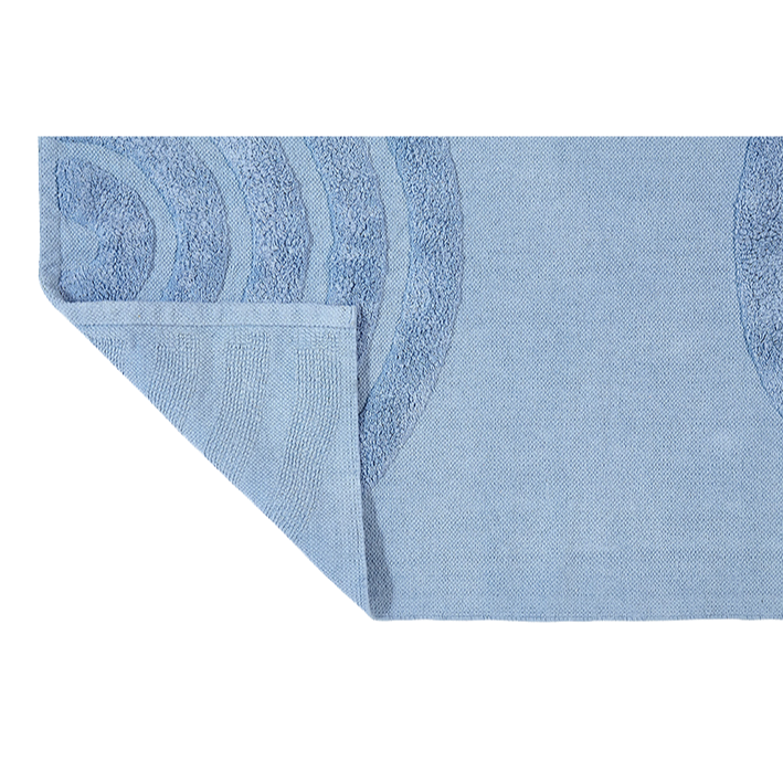 Ein hellblaues Handtuch mit gesprenkeltem Muster und umgeschlagenen Ecken, das gefaltet gezeigt wird.