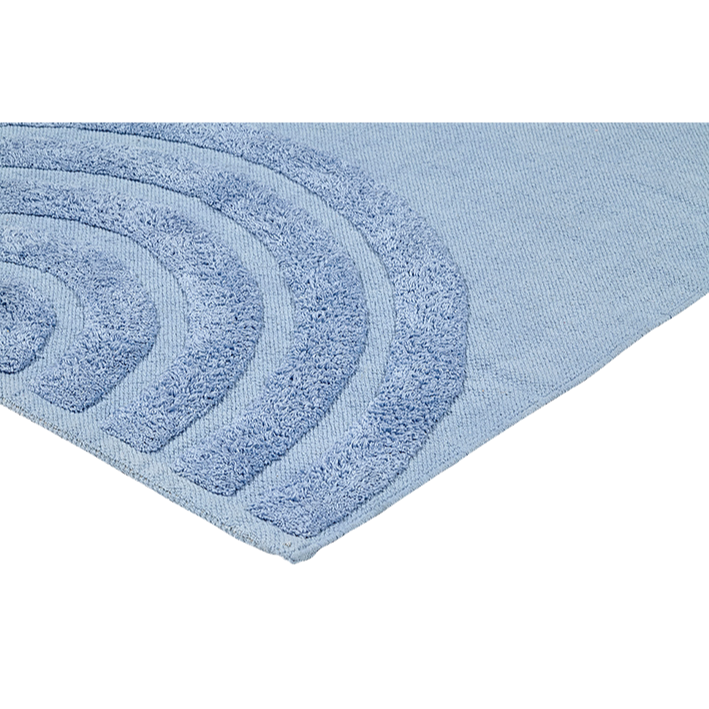 Hellblauer Teppich mit geometrischem Muster aus erhöhten, halbrunden Linien.