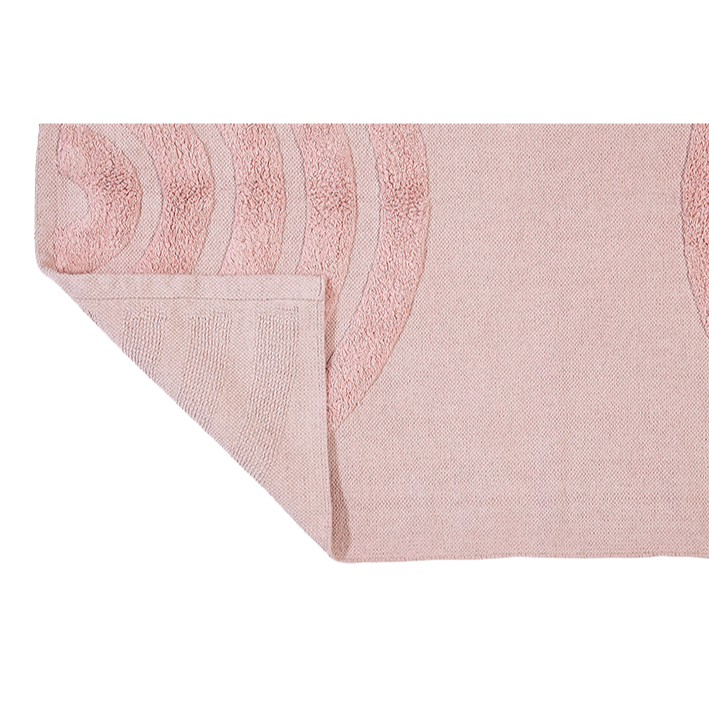 Rosa Teppich mit strukturierter, halbkreisförmiger Musterung, teilweise umgeschlagen.