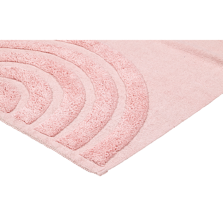 Rosa Teppich mit einem erhabenen, halbkreisbogenförmigen Muster auf der linken Seite, auf weißem Hintergrund.