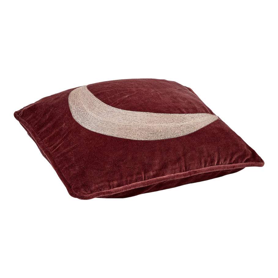 Rotes Kissen mit cremefarbenem, gebogenem Streifenmuster in der Mitte, auf weißem Hintergrund.