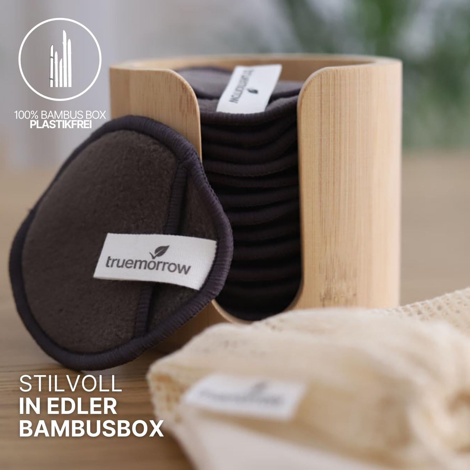 Stoffpads in einer Bambusbox mit Aufschrift "Plastikfrei, stilvoll in edler Bambusbox" und "truemorrow" Etikett.