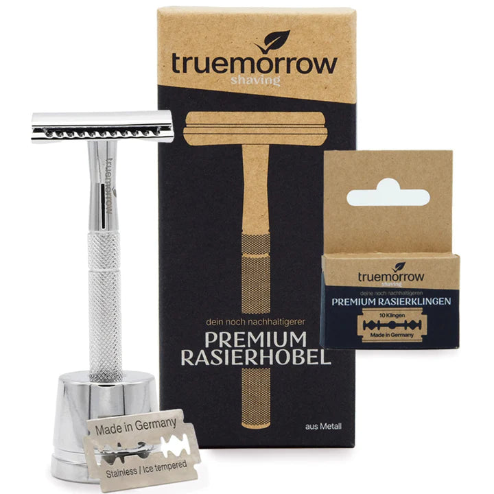 Rasierer mit Verpackung von "truemorrow", Ersatzklingen und einer Rasierklinge mit "Made in Germany"-Aufschrift.