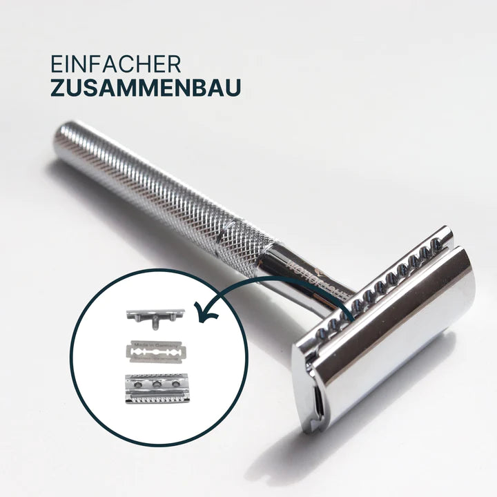 Silberner Rasierhobel mit Text "Einfacher Zusammenbau" und Illustration der dreiteiligen Montage.