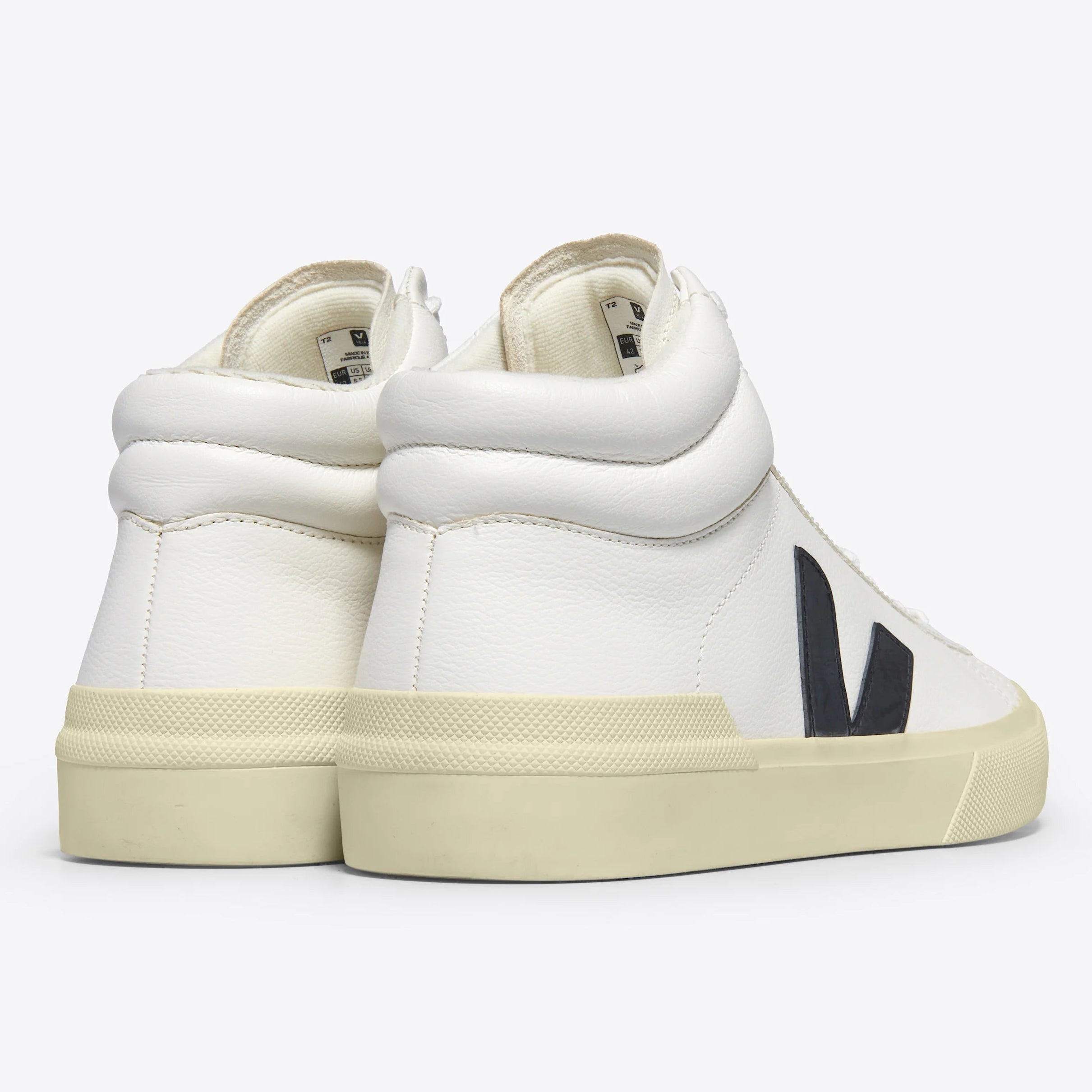 Ein Paar weiße High-Top-Sneakers mit cremefarbener Sohle und einem schwarzen V-Logo an der Seite, von hinten gesehen vor einem schlichten hellen Hintergrund.