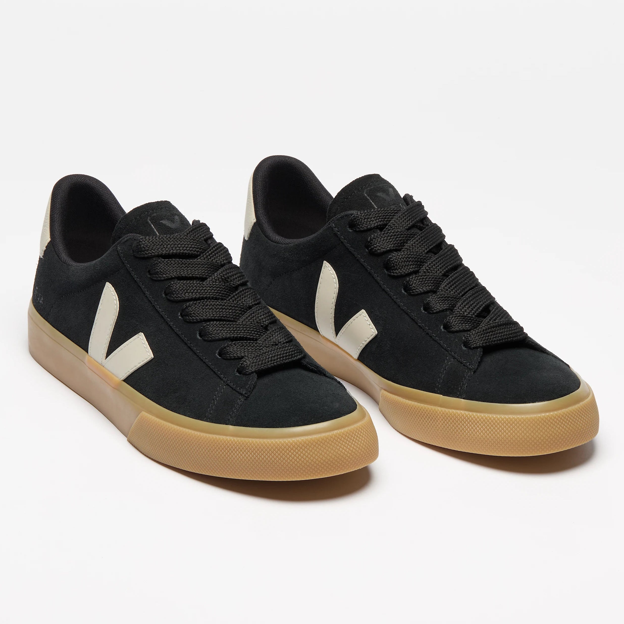 Ein Paar schwarze Turnschuhe mit hellbraunen Gummisohlen und weißen V-Logos an den Seiten auf einem schlichten weißen Hintergrund.