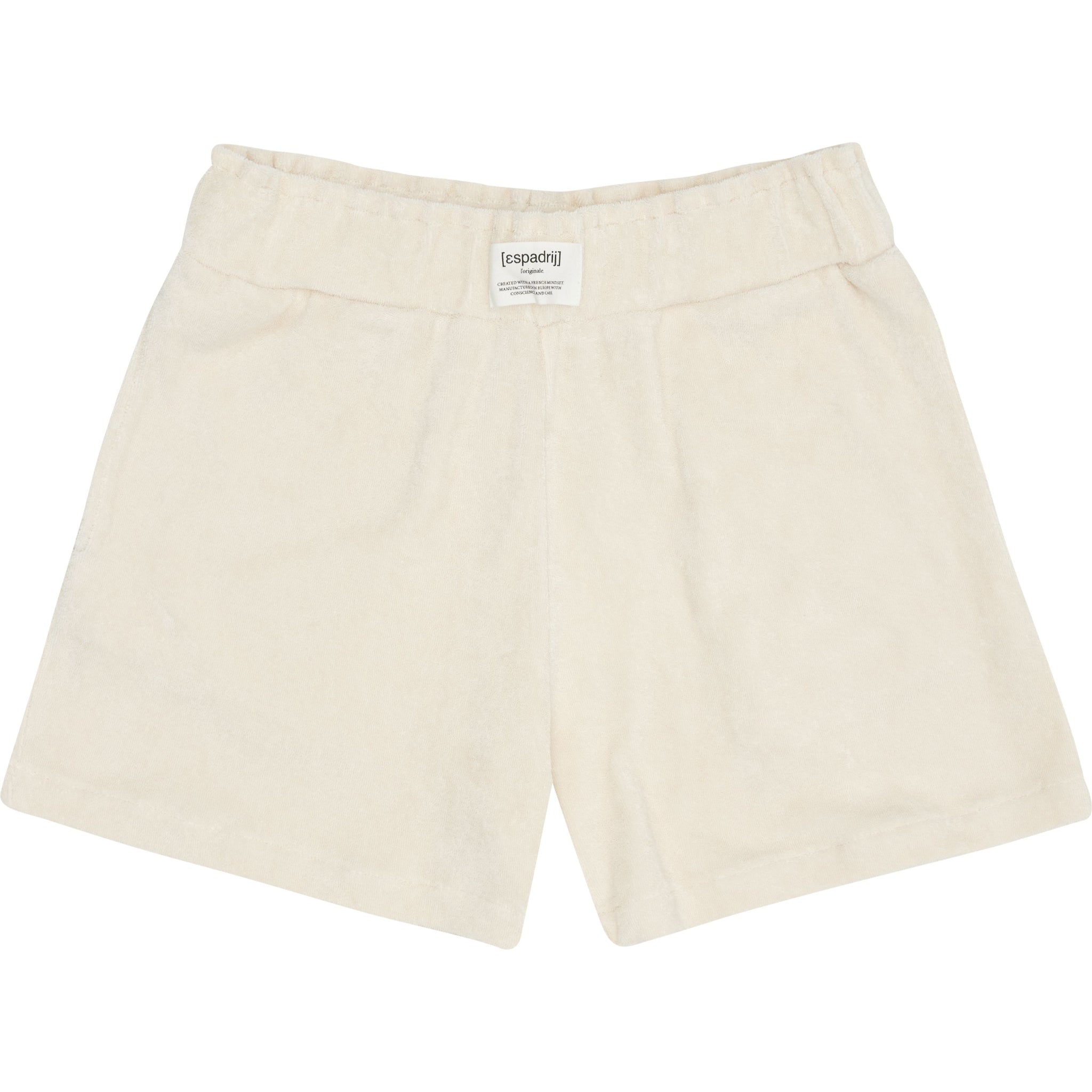 Beige Shorts mit elastischem Bund und einem kleinen weißen Etikett auf der Vorderseite.