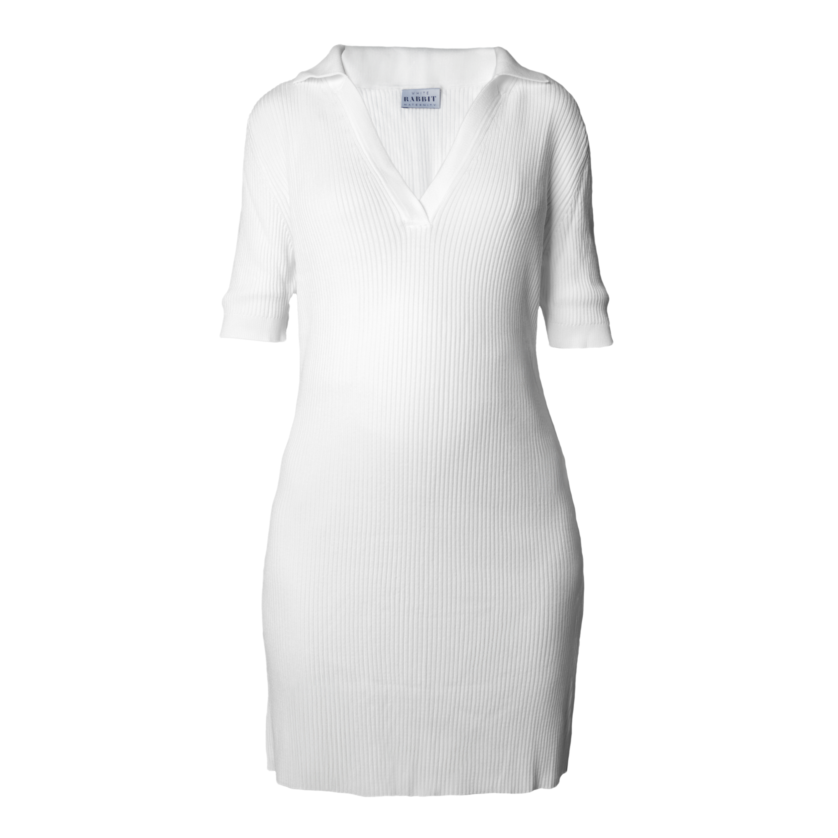 Weißes Kleid aus Rippenstrick mit kurzen Ärmeln, V-Ausschnitt und Kragen. Das Kleid ist knielang und hat eine taillierte, maßgeschneiderte Silhouette.