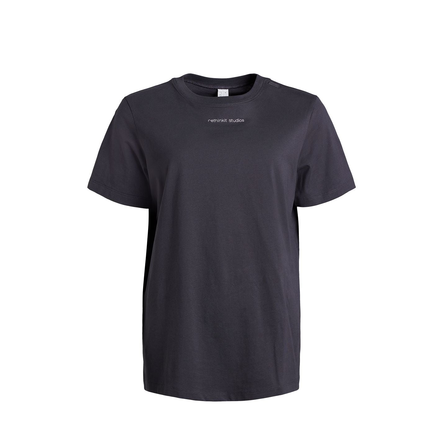Schwarzes T-Shirt mit weißem "re-thinkit studios" Schriftzug auf der Brust, auf weißem Hintergrund abgebildet.