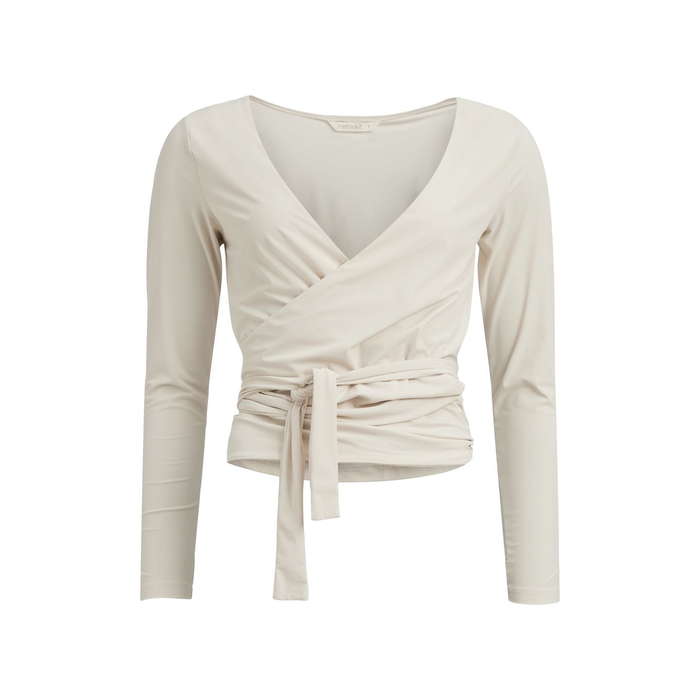 Beige Wickeloberteil mit langen Ärmeln und V-Ausschnitt, gebunden mit einem Knoten an der Taille.