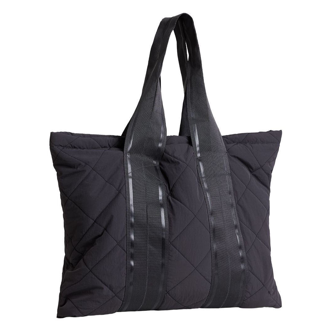 Schwarze Stepp-Tasche mit zwei breiten Trageriemen, diagonalen Nähten und einem gepolsterten Design.