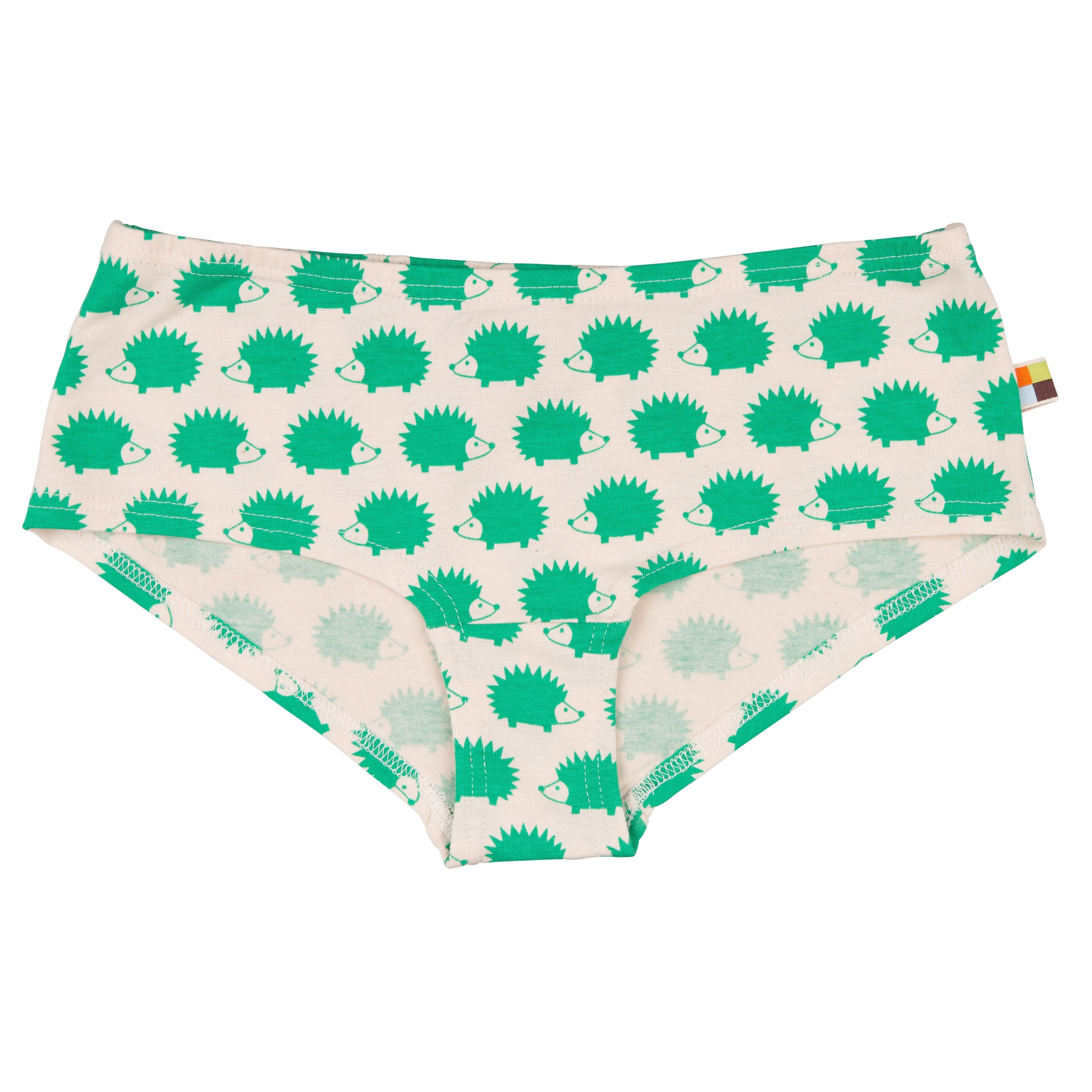 Cremefarbene Unterwäsche mit einem Muster aus grünen Igeln und einem kleinen mehrfarbigen Anhänger an der Seite.