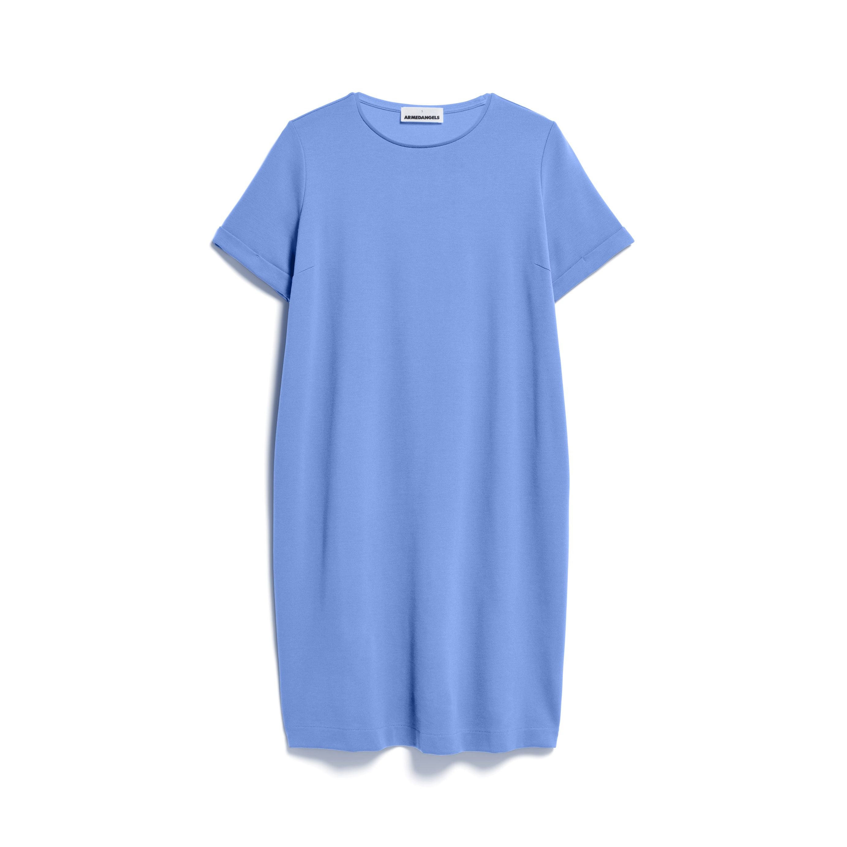 Hellblaues, knielanges T-Shirt-Kleid mit kurzen Ärmeln auf weißem Hintergrund.