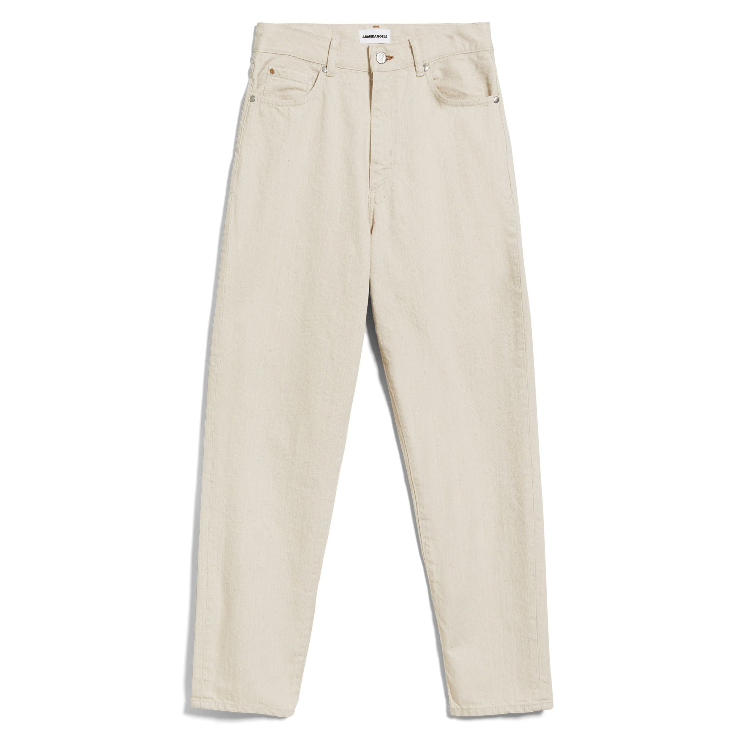 Beige Jeanshose auf weißem Hintergrund.